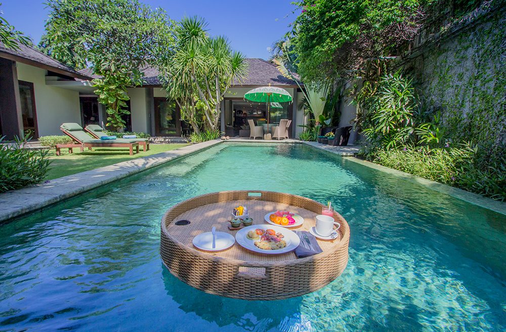 Comfy private pool with lounge and floating breakfast